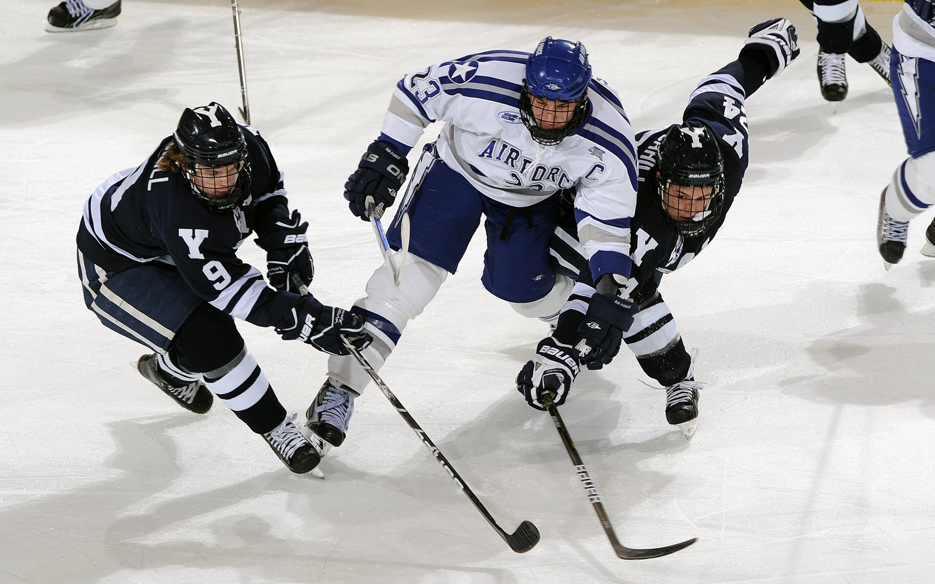 浓眉在防守端贡献三次封盖成为湖人支柱,浓眉指定湖人